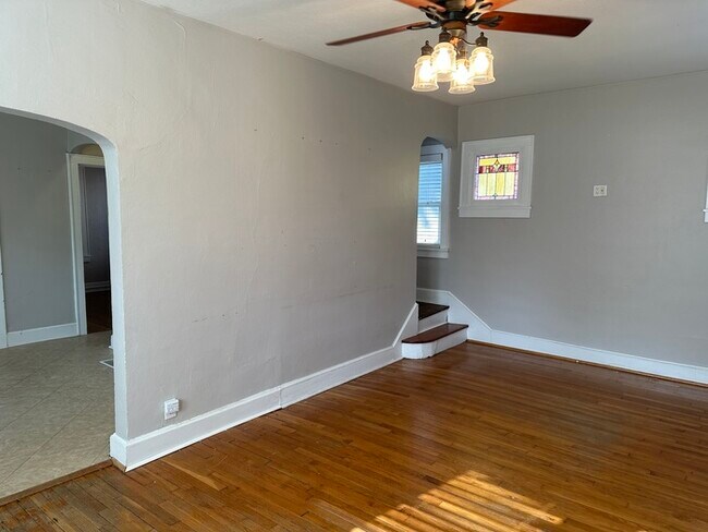 Building Photo - Charming Home 2 Bedroom 1 Bath Home In Krkwood, Mo.