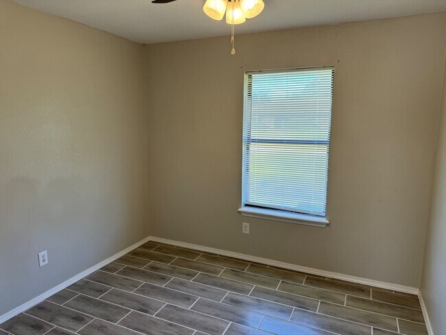 Building Photo - 1779 Stoneridge Dr