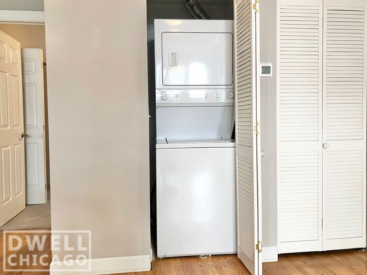 Building Photo - 521 W Belmont Ave