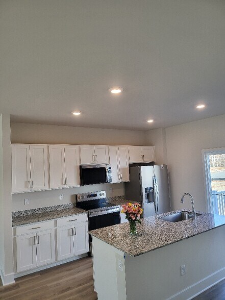 Building Photo - 180 Munsee Cir