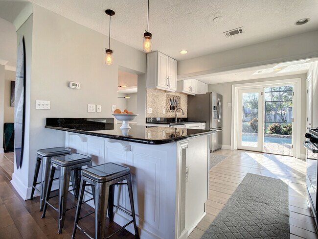 Building Photo - 762 S Beach St