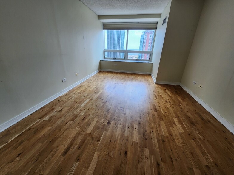 Building Photo - 512 N McClurg Ct