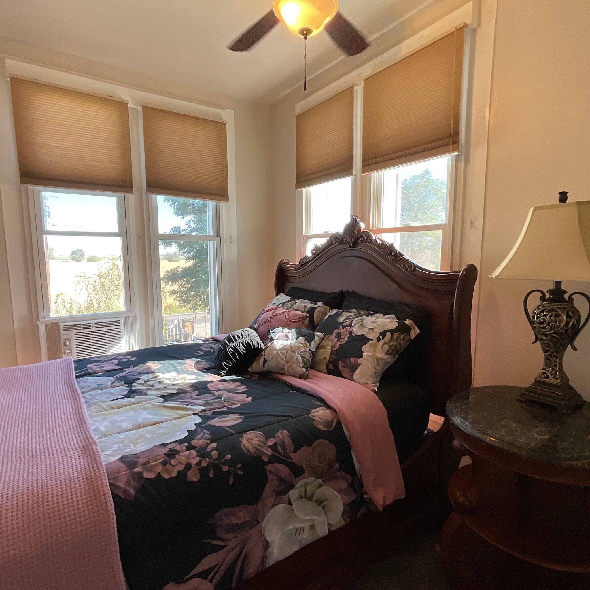 Queen bed in bigger bedroom - 155 Townsend St