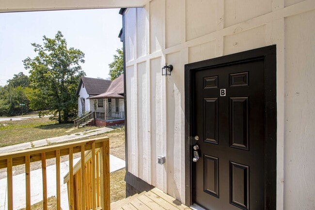 Building Photo - 214 S Park St