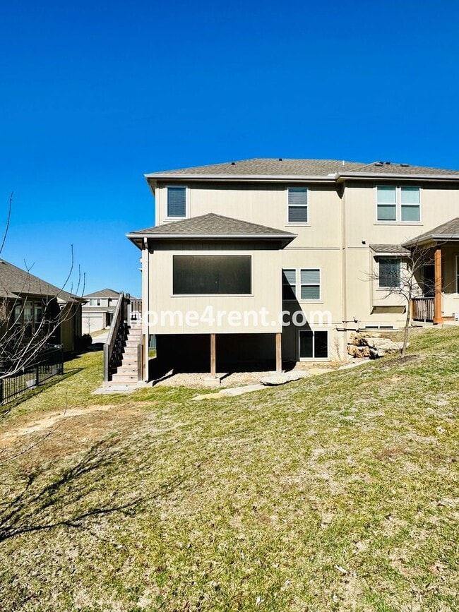 Building Photo - Stunning, Maintenance Free Townhome in Desoto w/ an Elegant Kitchen and Wood Floors Throughout!