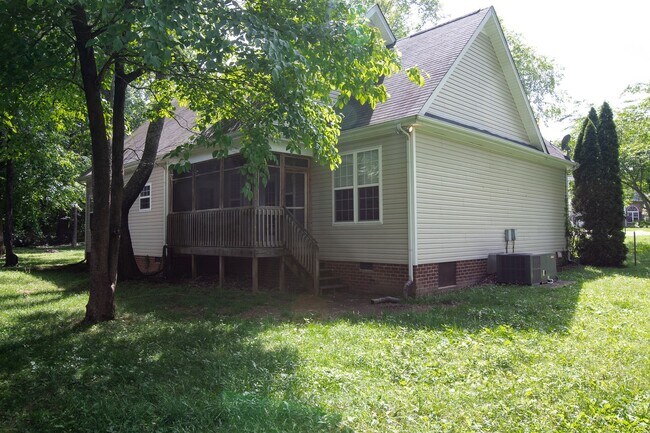 Building Photo - Main level living in Murfreesboro!
