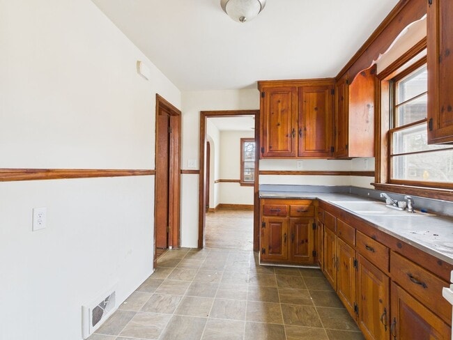 Building Photo - 637 Woodhaven Dr