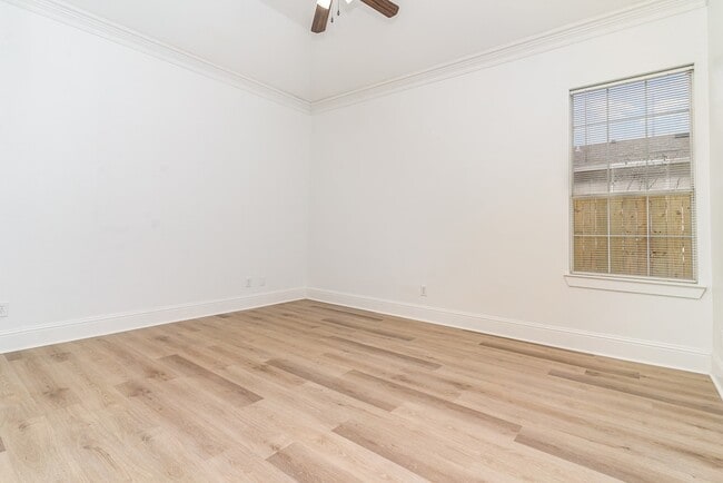 Building Photo - 2422 Vagas St