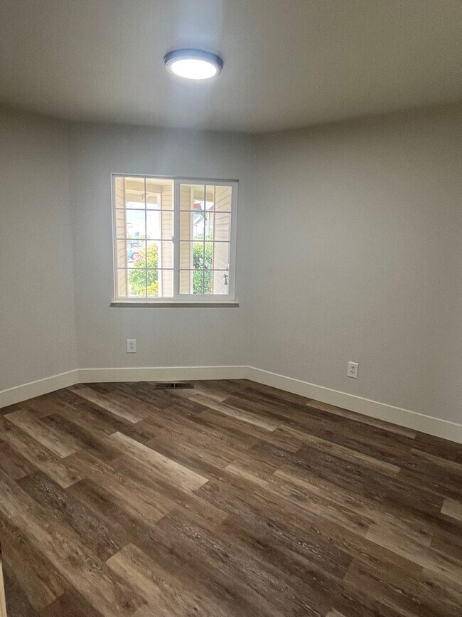 Building Photo - Large Single Level 4 Bedroom 2 Bathroom Home located in Northeast Rohnert Park