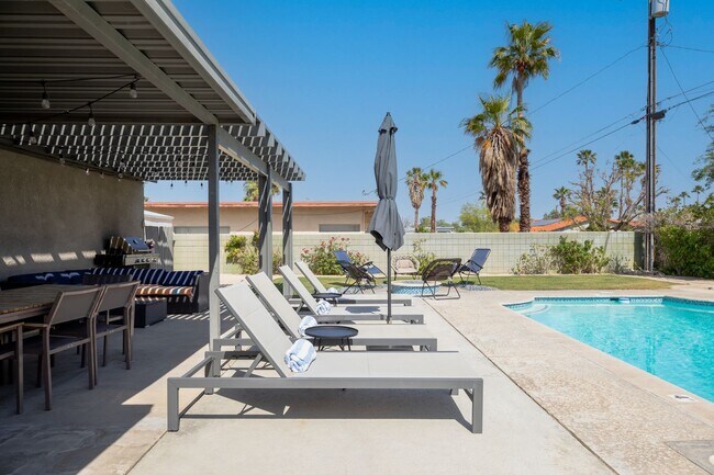 Building Photo - Family-Friendly Oasis in North Palm Springs