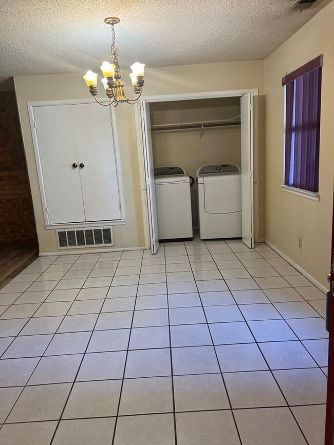 Building Photo - 6819 Ector Ave