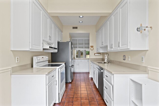 Building Photo - Available mid-July! 3 Bedroom/3 Bath Townhome in Falconbridge!