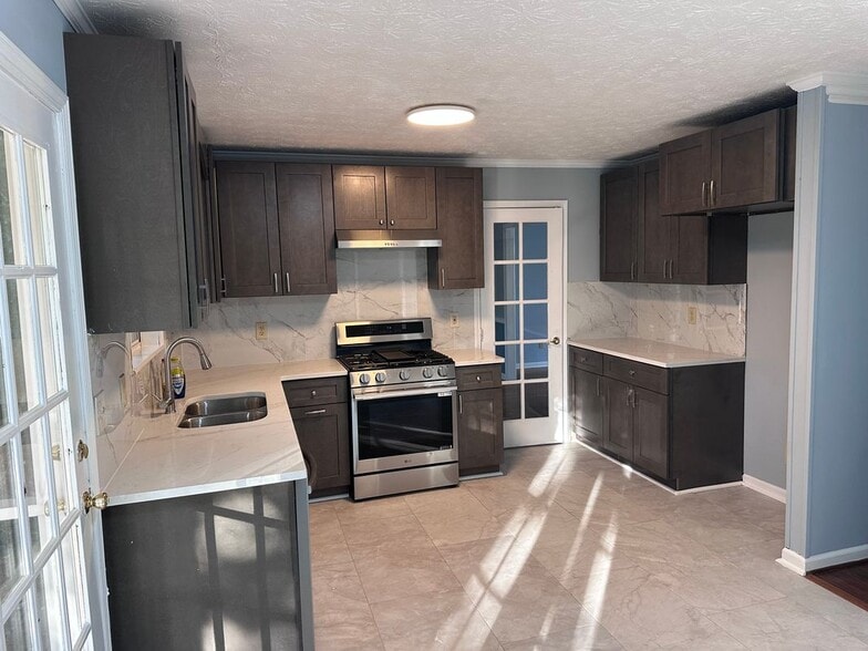Building Photo - 545 River Overlook Dr NW