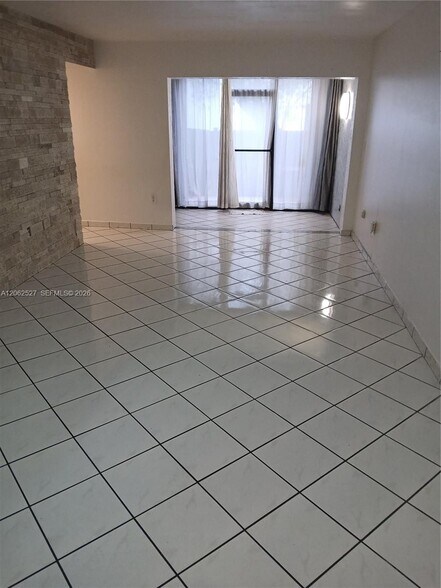Building Photo - 9403 Fontainebleau Blvd