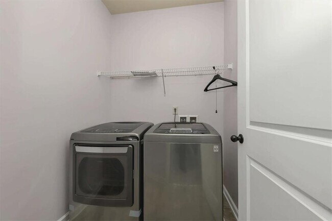 Building Photo - 6059 Cove Park Dr