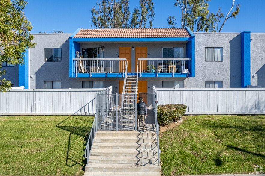 Falcon Pointe Apartments 2934 Canyon Crest Dr Riverside CA 92507