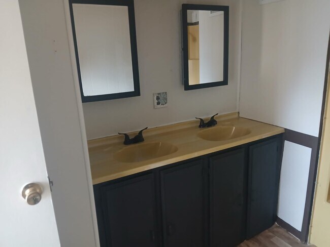 Building Photo - 11 Camelot Dr