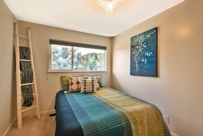 Building Photo - Spacious 3 Bed, 2.75 Bath Seward Park Home!