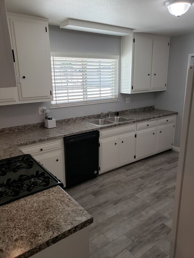 Building Photo - Single Family Residence Located on The Mesa