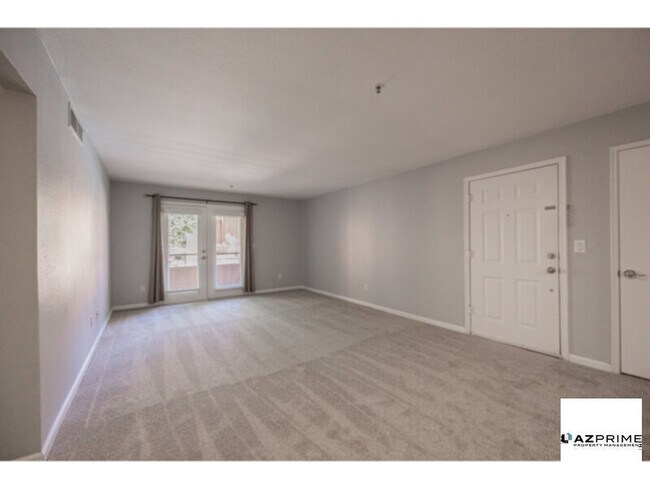 Building Photo - Beautiful 2/2 Phoenix Condo Overlooking th...