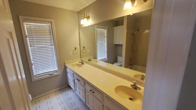 Building Photo - Spacious Townhome Southwest Lubbock