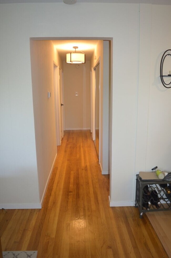 Building Photo - Beautiful Single Story Home With Great Roo...