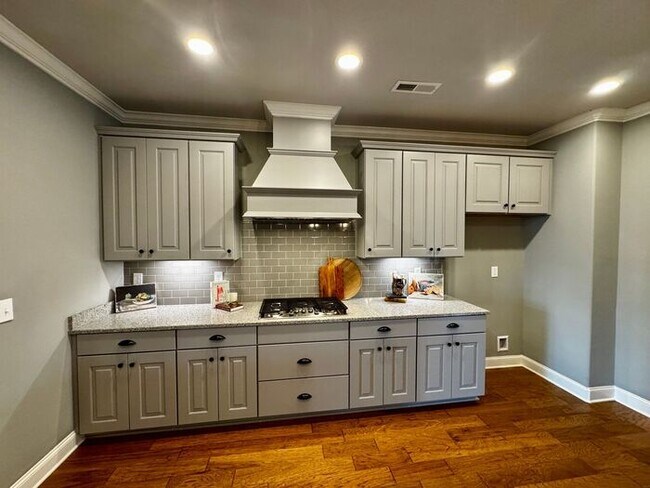 Building Photo - Spacious and luxurious with bonus room