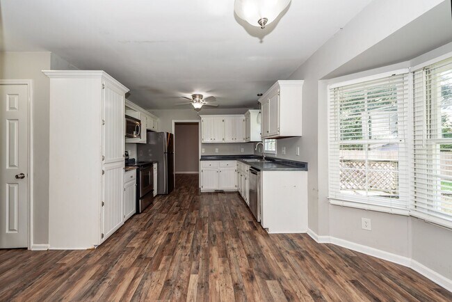 Building Photo - 4 Bedroom, 2.5 Bathroom Home in Tall Pines...