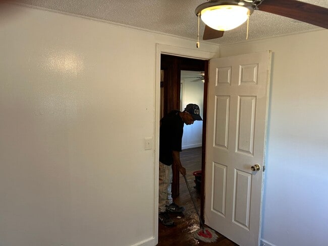 Building Photo - 2 Bed, 1 Bath Home