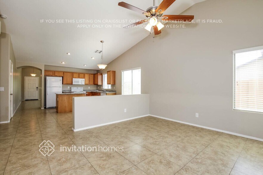 Building Photo - 2628 W Tamarisk Ave