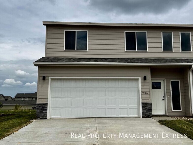 Building Photo - Awesome Layout with Yard Maintenance Inclu...