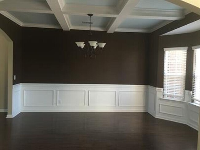Building Photo - 607 Red Oak Ln