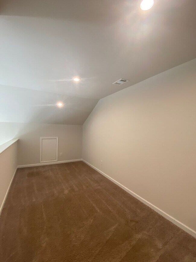 Building Photo - End Unit Townhome in Lebanon / 3 Spacious Bedrooms / Loft Area / 1 Car Garage / Back Patio