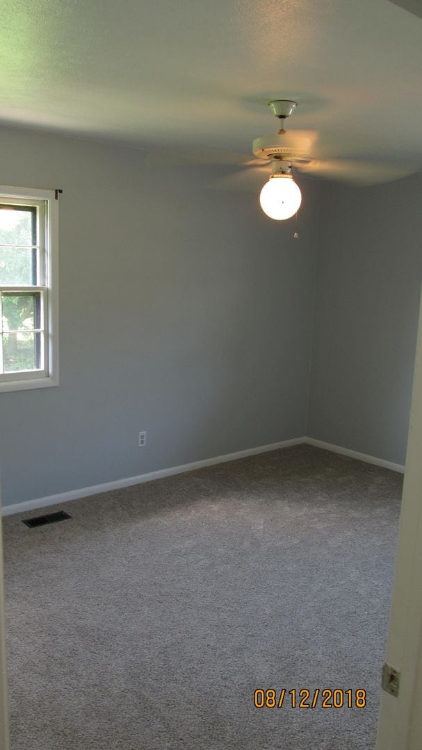 Building Photo - Quiet neighborhood but close to everything!!