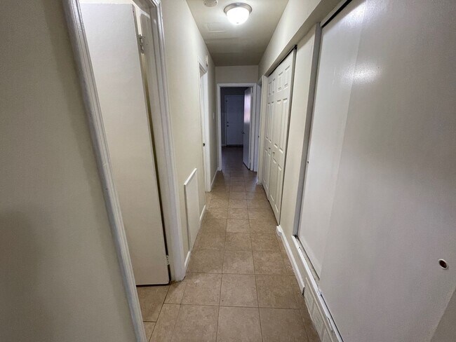 Building Photo - 2 BED 1 BATH 1ST FLOOR APARTMENT