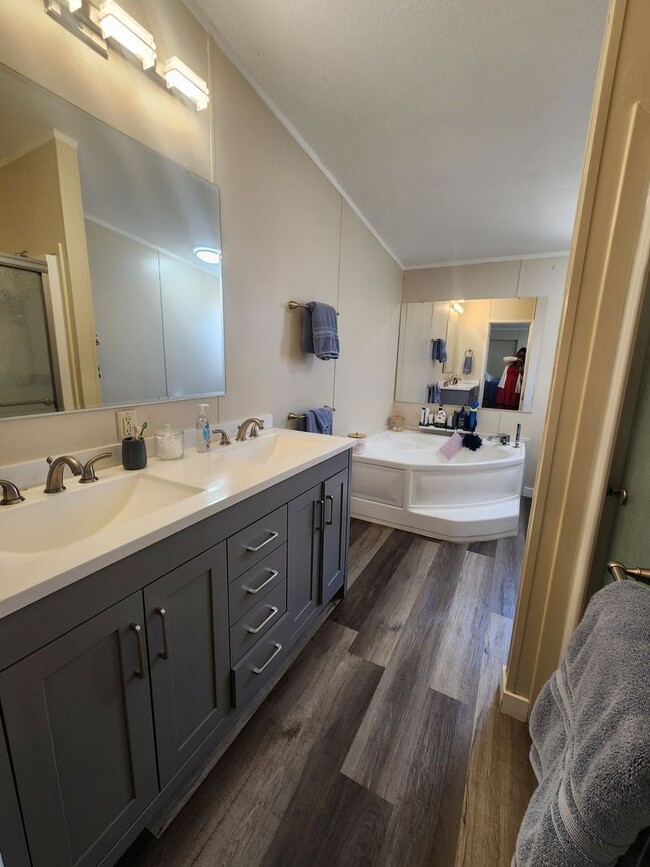 Building Photo - Fully Furnished 3 Bedroom Home