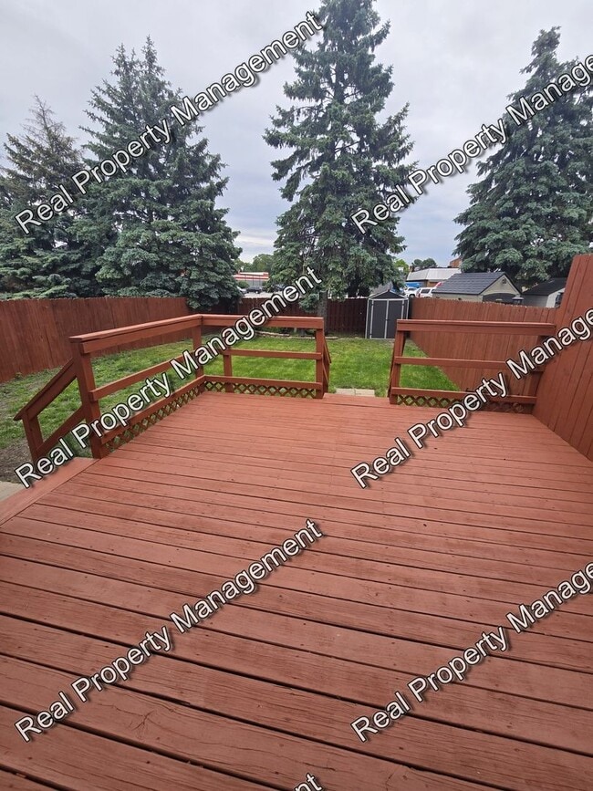 Building Photo - Three Bedroom Townhome