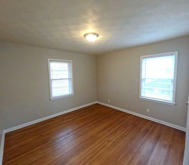 Building Photo - Renovated 4 Bed 1 Bath