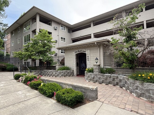 Building Photo - Beautiful 2 Bed 2 Bath Condo Near Sacred H...