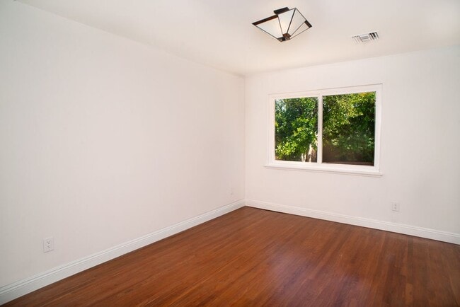Building Photo - 22222 Strathern St
