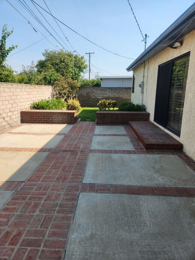 Building Photo - Beautiful 3B/1.5Bath Home in Gardena: $3,8...