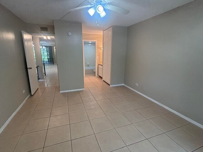 Building Photo - 3720 Inverrary Dr