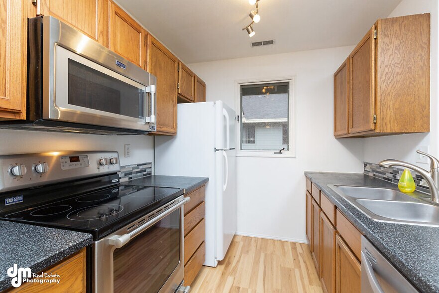 Kitchen - 4240 Folker St, #B202