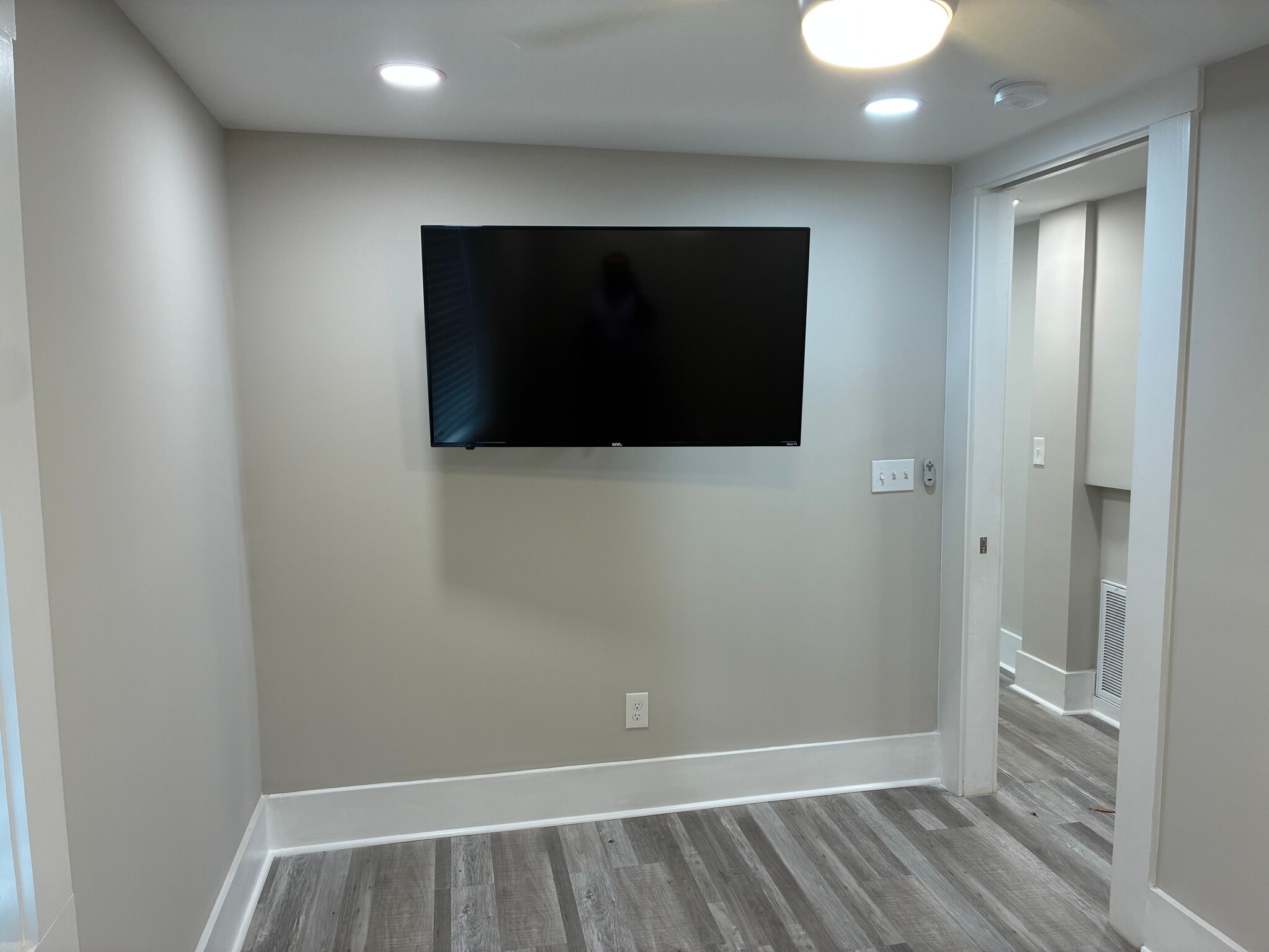 Building Photo - Room in House on Fiske St