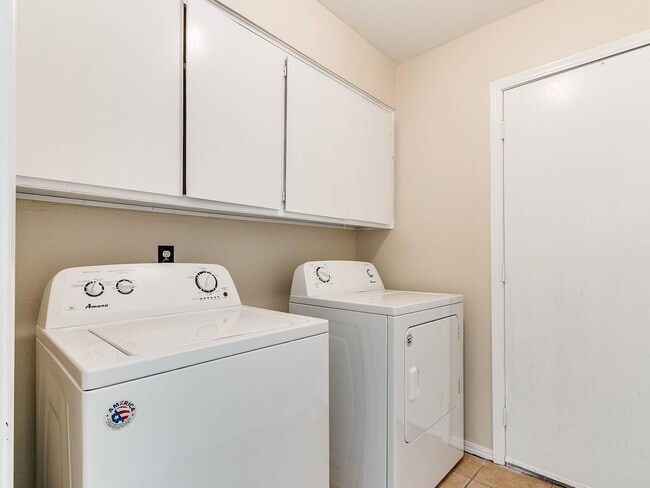 Building Photo - Just remodeled Duplex Home