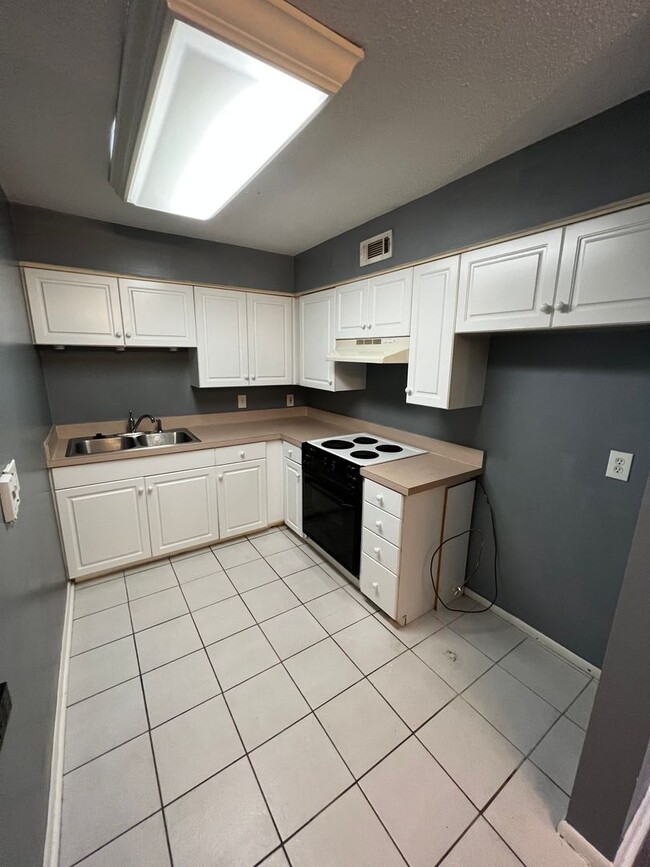 Building Photo - 1/1B 2nd floor unit located in Jacksonvill...