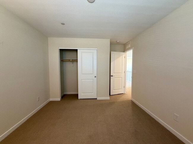 Building Photo - GORGEOUS 4 BED 3 BATH 2 CAR GARAGE SINGLE FAMILY HOME W/ LOFT, VAULTED ENTRYWAY, BACKYARD, AND BE...