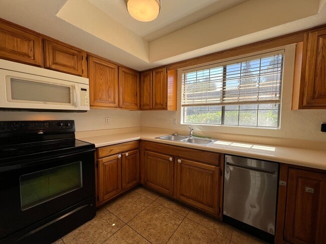 Building Photo - Apply Here www.realty480pm.appfolio.com/listings