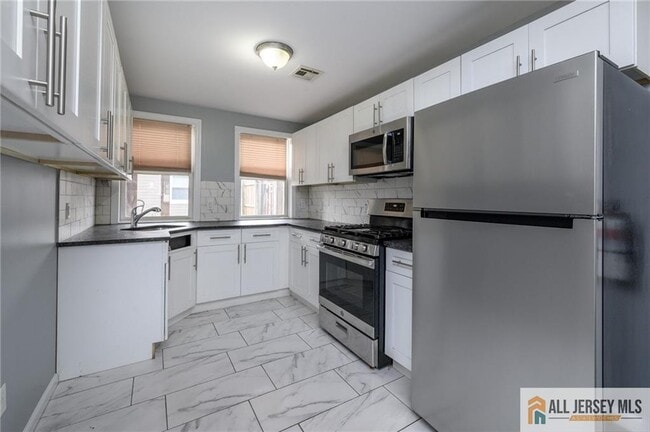 Building Photo - 305 Pershing Ave