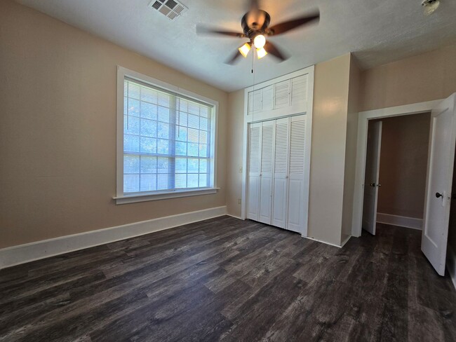 Building Photo - 400 S Cash